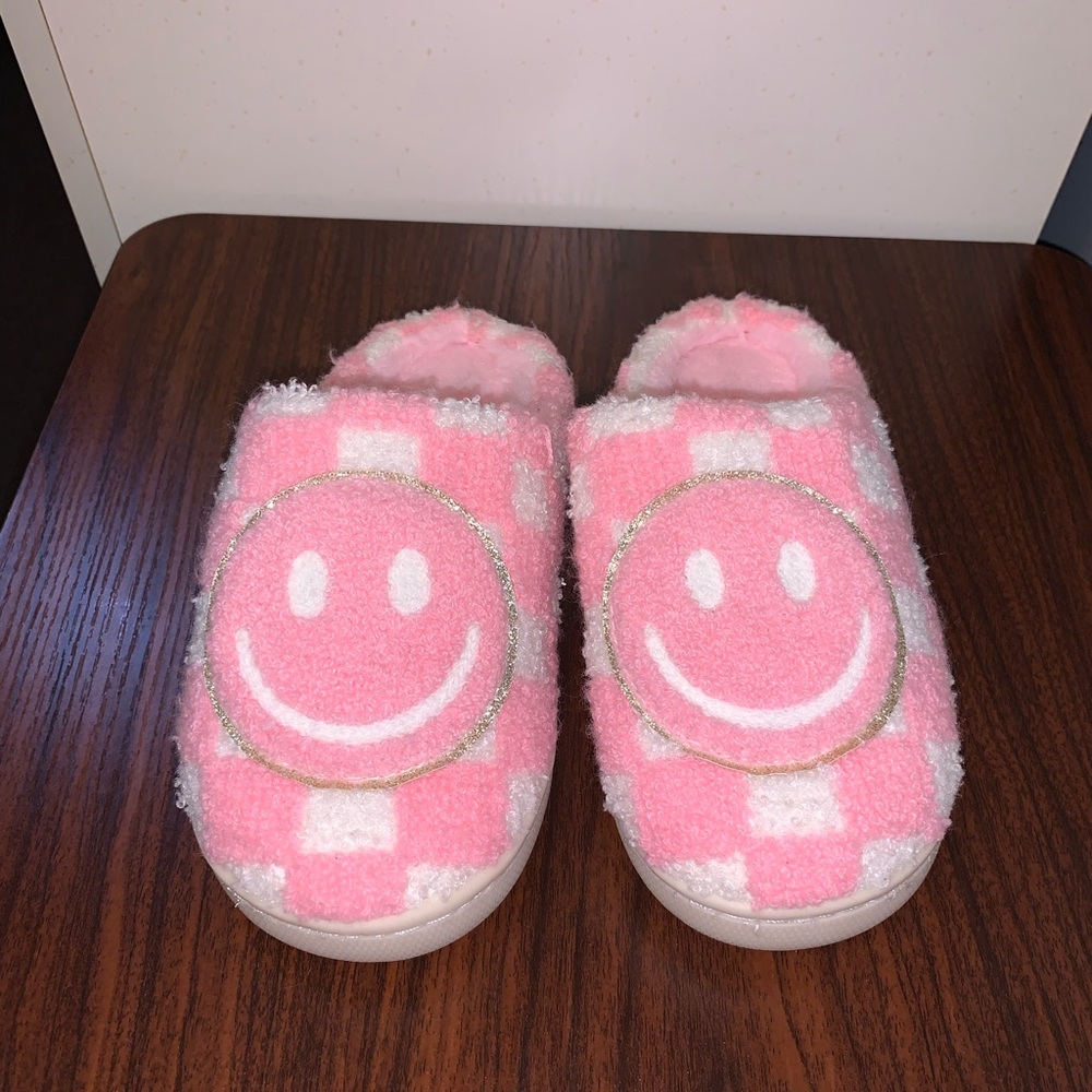 Girls Pink Smiley Slippers Size 1/2
